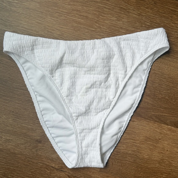 ABERCROMBIE TEXTURED GREEN UNDERWIRE BIKNI TOP & WHITE MID RISE BOTTOMS- MED - Picture 3 of 4